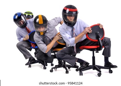 ヘルメットをかぶった椅子でレースをするビジネスマン