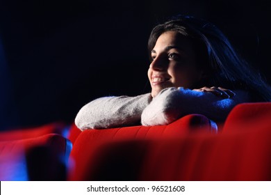 Porträt eines Mädchens in einem Kino
