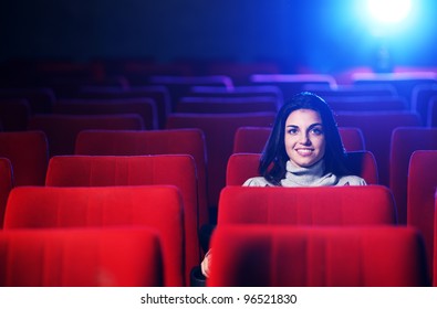 einen Film im Kino ansehen: Porträt eines hübschen Mädchens in einem Kino