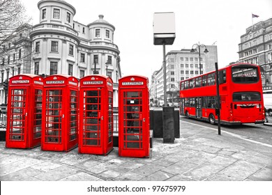 Autobús de dos pisos y cabinas telefónicas rojas con fondo blanco y negro, Londres, Reino Unido.