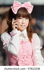 dona cosplay de lolita japonesa trucant a Tòquio