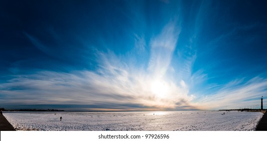 Schönes bewölktes und blaues Himmelpanorama über Eissee in Sankt-Petersburg, Russland