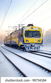 雪に覆われた線路の市電