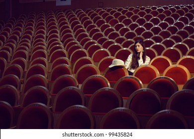 portrait d'une jolie fille dans une salle de cinéma