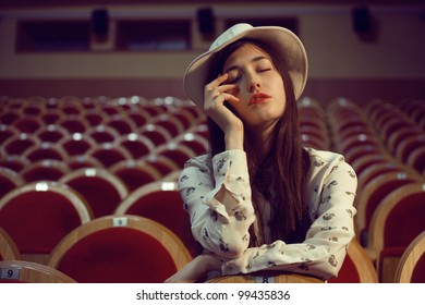retrato de una chica guapa en una sala de cine