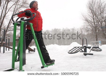 Mature man. Exercise equioment in the Park. A htalthy way of life. 1