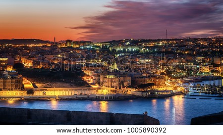 alta: Il-Gzira and Marsans Harbour. Aerial view from city walls of Valletta at sunset