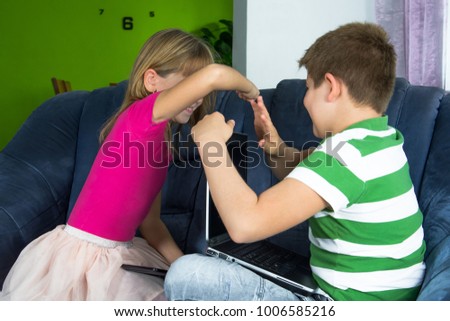Children fight to watch the computer and tablet together.