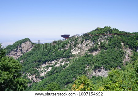 Shao hua mountain, located in the weinan city, near xi 'an, shaanxi province, is a mountain that is comparable to huashan, one of the main peaks of qinling.