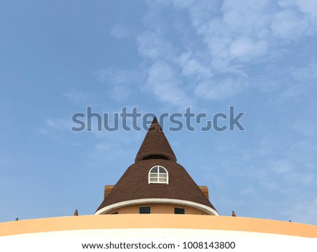 a picture of a dome on top of building, the top of dome in the blue sky