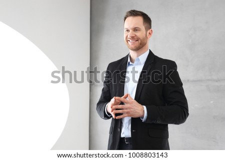 Business presentation. The expert gives a speech Royalty-Free Stock Photo #1008803143