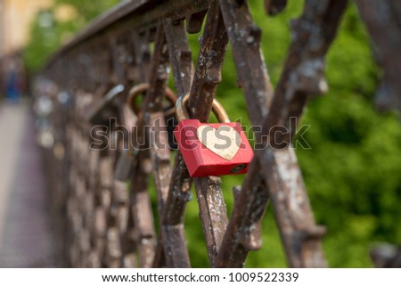 Lockscrew on the bridge