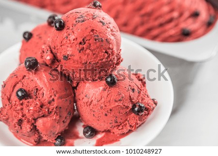 
Ice cream with wild berries