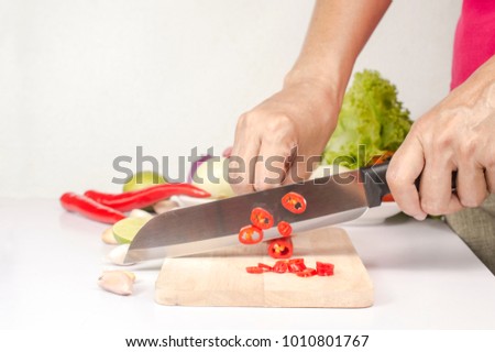 the way of hold knife and chop vegetable,  kitchen tips, 1.press the tip of knife on chopping board 2. roll your wrist relaxing up and down 