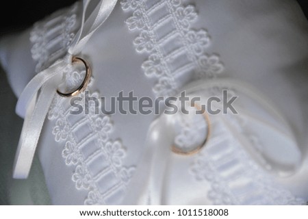 wedding rings and bouquet