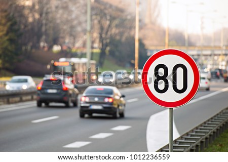 80km/h Speed limit sign with a traffic in the background on a highway full of cars