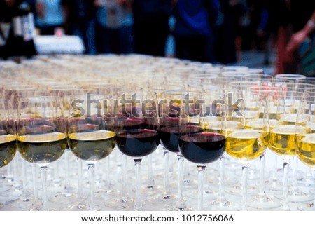 many wineglasses with red and white wine