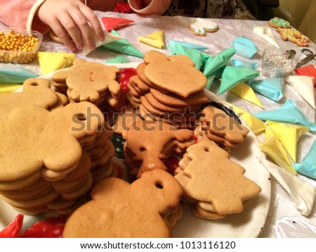 Painting by glaze of Christmas gingerbreads