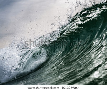 Wave during cloudy day with sharp lips and glass like surface