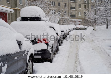 The car, covered with snow. Heavy snowfall, precipitation. The problem of motorists