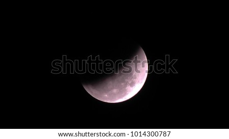 Ecliptic or ecliptic is a natural phenomenon. It occurs when the sun, the moon and the orbiting planet are aligned with the moon in the center. The only day that the moon has a straight line with the 