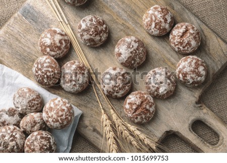 The Vanilla gingerbread on a wooden background
