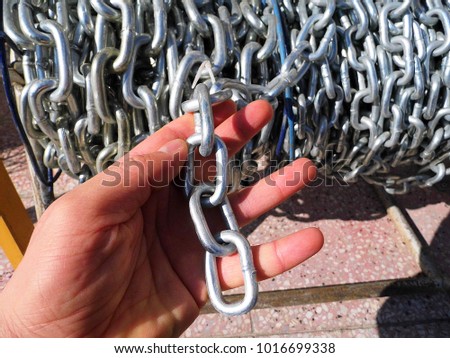 chain pictures, large and small chains on the chain stand, chain pictures of various sizes,