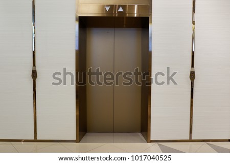 Closed doors elevator