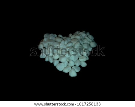  picture of white gravels format heart on black background 