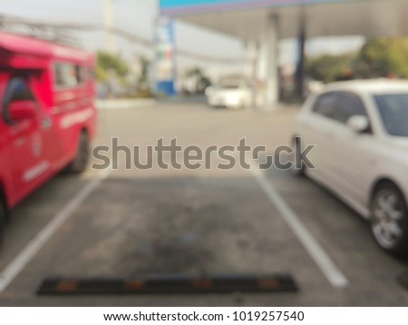  Blurry parking in the middle of two cars in the fuel area,need blur picture.