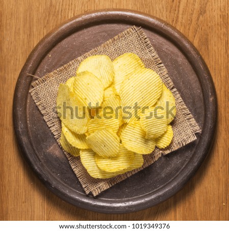 potato chips on a ceramic plate