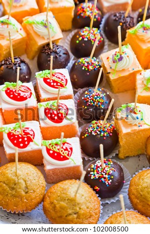 The closeup image of the small fancy cakes