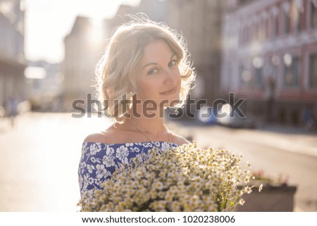 blonde with a bouquet of daisies