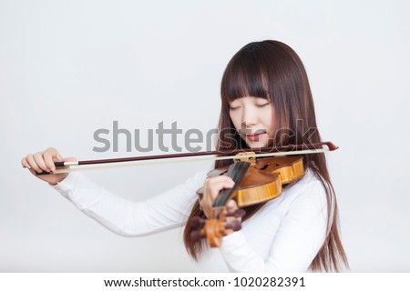 A beautiful woman who plays the violin