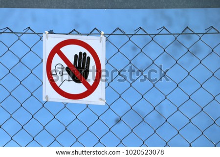 No moving resrtiction sign on the metal fence