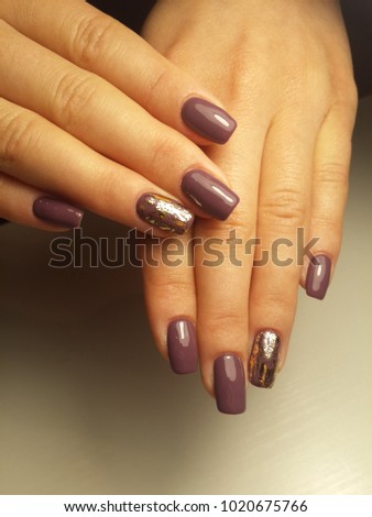 Wonderful nails with a golden design.