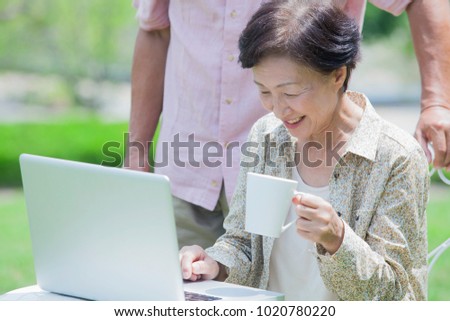 Japanese old man to operate the personal computer