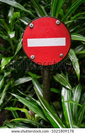 round red and white traffic sign, no enter