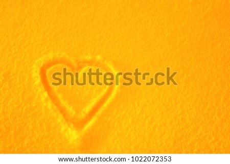 Painted on the yellow ice cream a heart 