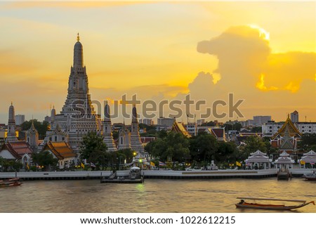 The famous Wat Arun,perhaps better known as the Temple of the Dawn,is one of the best known landmarks,edge the Chao Phraya River,at Bamgkok in Thailand.