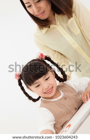 Japanese parent and child to draw a picture