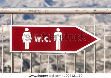 
sign that indicates where the toilets are