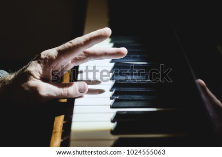 hands play the piano
