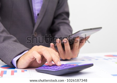 Businessmen have analyzed and calculated using the calculator on the desk.