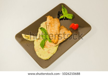 pike-perch pieces with white sauce