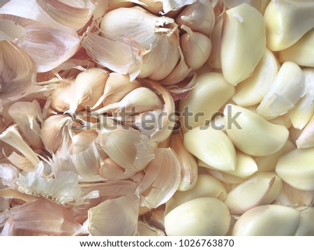 Garlic bulbs, cloves, peeled and unpeeled.