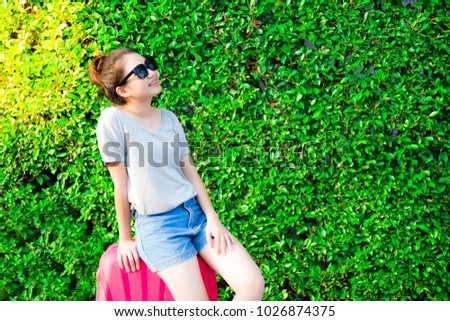 Portrait happiness beautiful girl: Attractive traveler woman feels relaxed and happy. Pretty girl is thinking that where she will go to travel at beautiful place in long weekend holiday, summer time