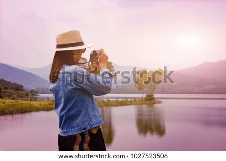 Women travelers Standing Landscape, Lake and Mountain Photography With her camera