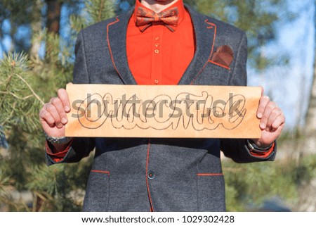 Man holding wooden board with sign in russian language - happiness