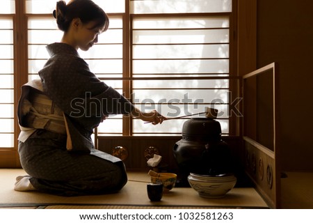 japanese woman wearing kimono Royalty-Free Stock Photo #1032581263